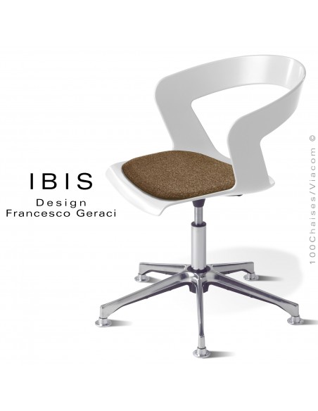 Chaise design pivotante IBIS, assise coque blanche avec élévation et coussin feutre sable, piétement aluminium brillant.