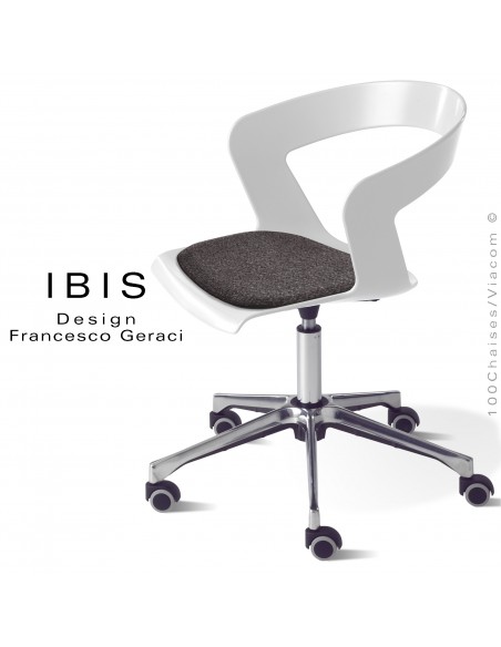 Chaise de bureau IBIS, assise blanc pivotante avec élévation, coussin anthracite, piétement aluminium brillant avec roulettes.