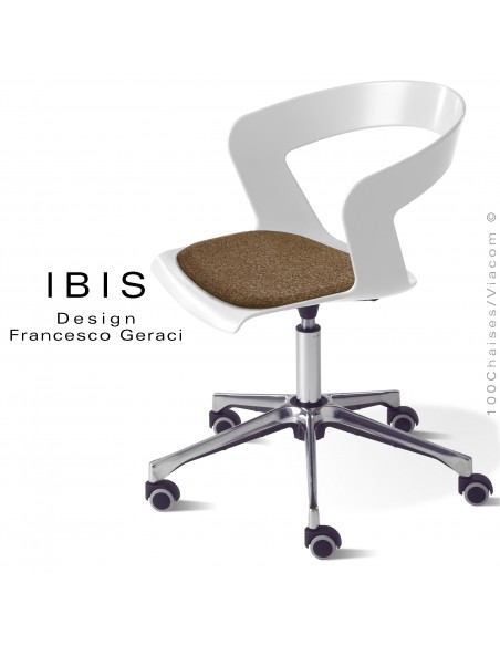 Chaise bureau IBIS, assise blanche pivotante avec élévation, coussin sable, piétement aluminium brillant et roulettes.