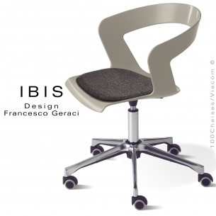 Chaise bureau IBIS, gris tourterelle pivotante avec élévation, coussin anthracite, piétement aluminium brillant et roulettes.