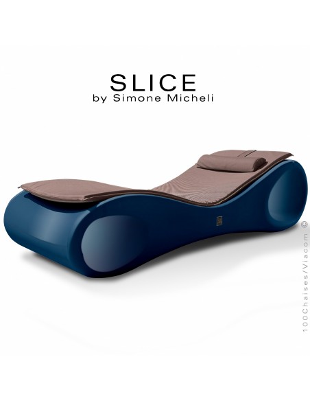 Chaise longue ou bain de soleil SLICE, structure plastique couleur bleu nuit, avec coussin basic.