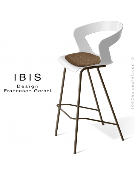 Tabouret design pour bar IBIS, piétement peint marron, assise coque couleur blanche avec coussin feutre sable.