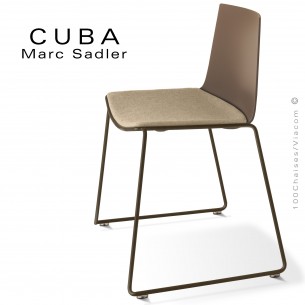 Chaise design CUBA, piétement type luge peint marron, assise coque plastique argile, habillage tissu Medley couleur corde.