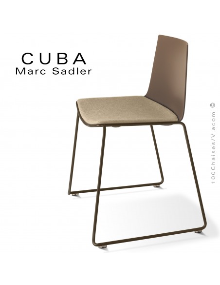 Chaise design CUBA, piétement type luge peint marron, assise coque plastique argile, habillage tissu Medley couleur corde.