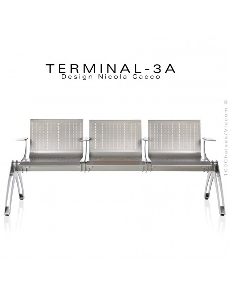 Banc design 3 places TERMINAL, assise tôle d'acier micro-perforé, finition peinture aluminium avec accoudoirs.