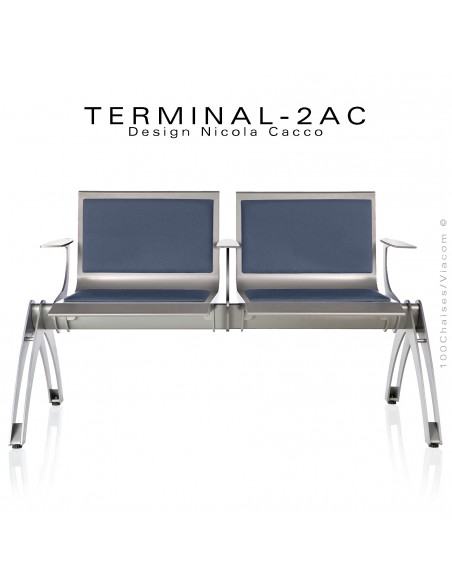Banc design TERMINAL, assise deux places avec accoudoirs et coussins d'assises tissu bleu, finition structure peint aluminium.