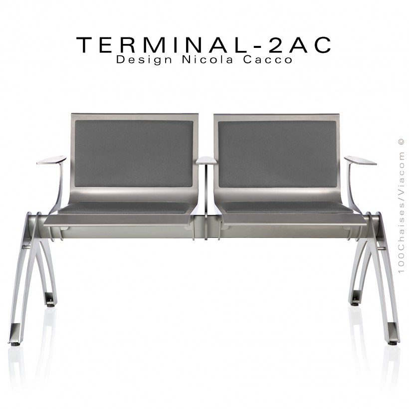 Banc design TERMINAL, assise deux places avec accoudoirs et coussins d'assises tissu gris, finition structure peint aluminium.