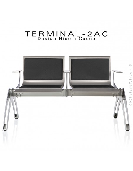 Banc design TERMINAL, assise deux places avec accoudoirs et coussins d'assises tissu noir, finition structure peint aluminium.