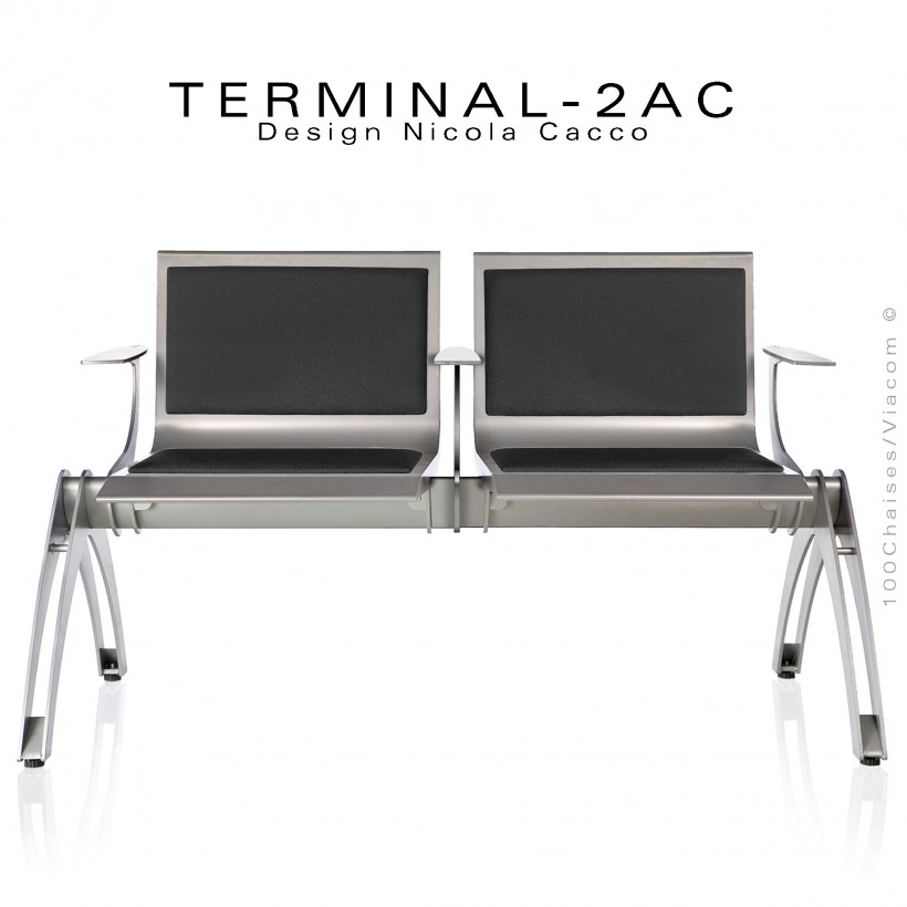 Banc design TERMINAL, assise deux places avec accoudoirs et coussins d'assises tissu noir, finition structure peint aluminium.