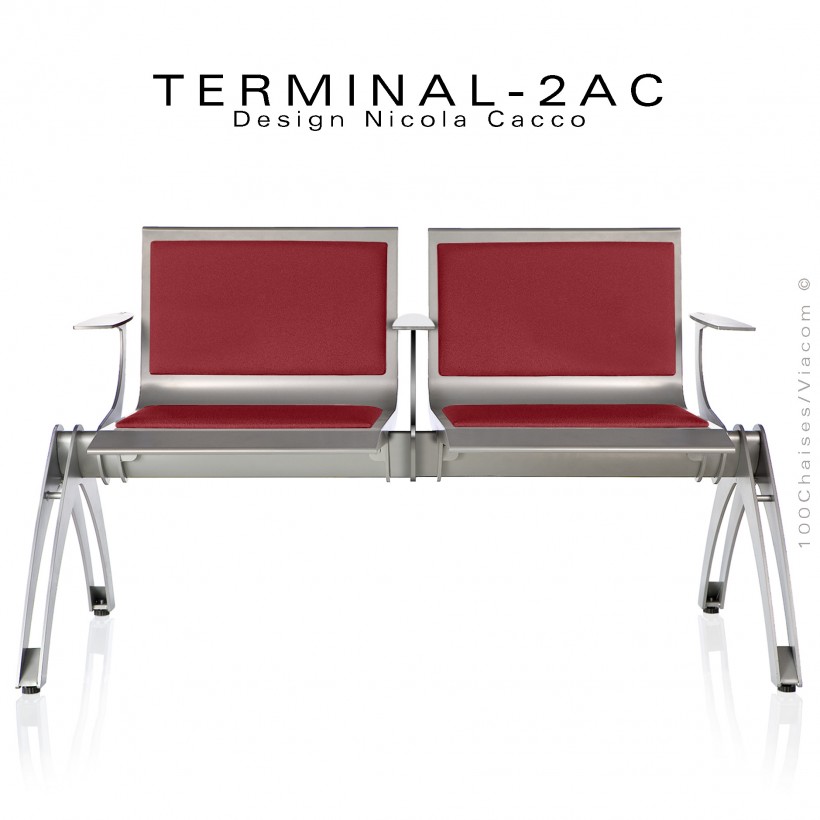 Banc design TERMINAL, assise deux places avec accoudoirs et coussins d'assises tissu rouge, finition structure peint aluminium.
