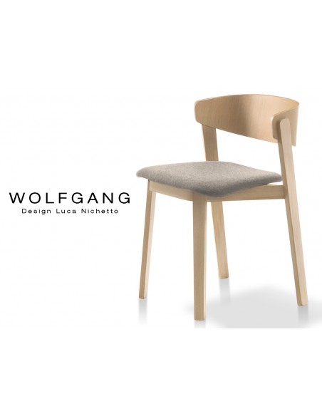 WOLFGANG chaise design en bois, vernis naturel, assise capitonnée couleur crème.