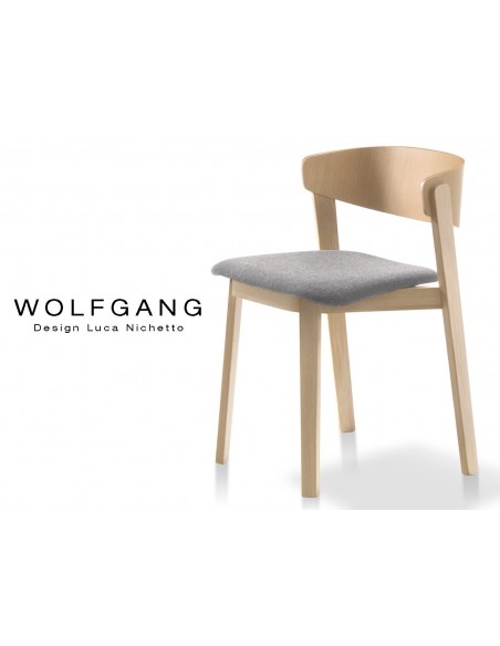 WOLFGANG chaise design en bois, vernis naturel, assise capitonnée couleur gris clair.