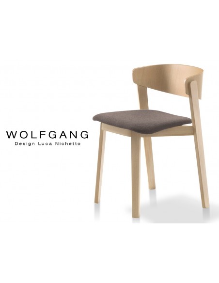 WOLFGANG chaise design en bois, vernis naturel, assise capitonnée couleur marron.