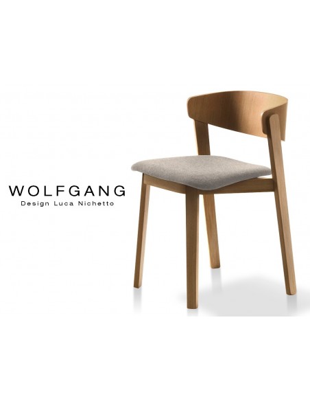 WOLFGANG chaise design en bois finition noix, assise capitonnée crème.