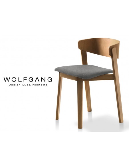 WOLFGANG chaise design en bois finition noix, assise capitonnée gris foncé.
