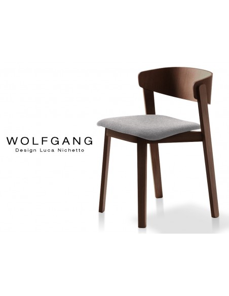 WOLFGANG chaise design en bois finition tabac, assise capitonnée gris clair.