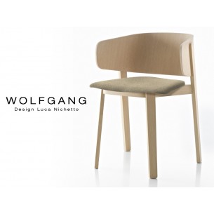 WOLFGANG fauteuil design en bois, vernis naturel, assise capitonnée couleur chanvre.