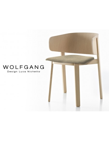 WOLFGANG fauteuil design en bois, vernis naturel, assise capitonnée couleur chanvre.