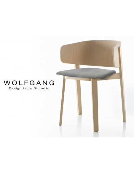 WOLFGANG fauteuil design en bois, vernis naturel, assise capitonnée couleur gris foncé.
