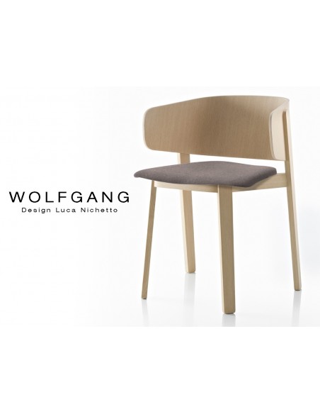 WOLFGANG fauteuil design en bois, vernis naturel, assise capitonnée couleur marron.