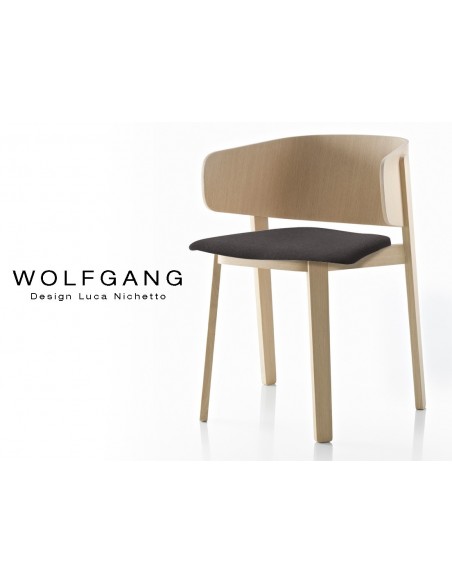 WOLFGANG fauteuil design en bois, vernis naturel, assise capitonnée couleur noir.