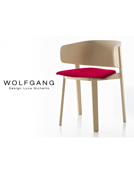 WOLFGANG fauteuil design en bois, vernis naturel, assise capitonnée couleur rouge.