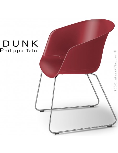 Fauteuil design DUNK, assise coque plastique couleur rouge Marsala, piétement type luge acier chromé brillant.