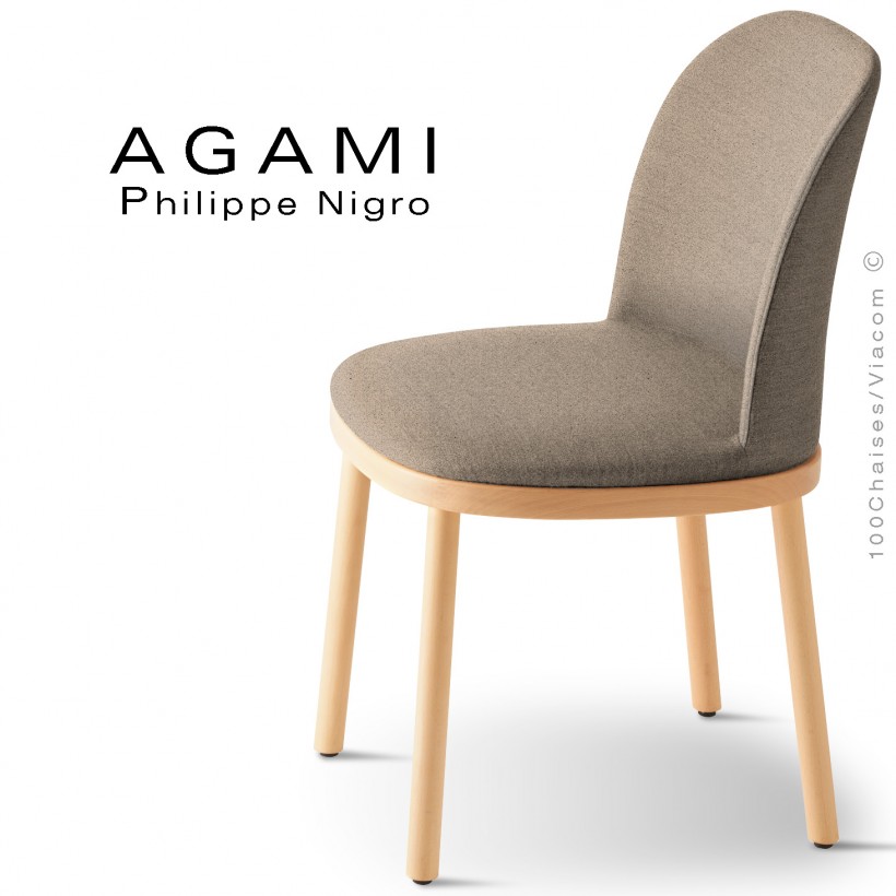Chaise AGAMI, assise et dossier habillage tissu gris argile, piétement bois de hêtre teinté châtaigner.