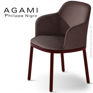 Fauteuil AGAMI, assise dossier et accoudoirs habillage tissu marron foncé, piétement bois de hêtre brun.