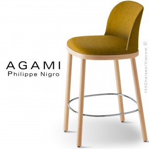 Tabouret de cuisine AGAMI, assise et dossier habillage tissu jaune paille, piétement bois de hêtre châtaigne.