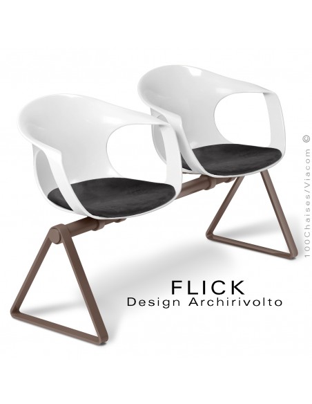 Banc design FLICK, ou assise sur poutre, piétement acier peint marron, assise coque plastique blanche avec coussin noir.