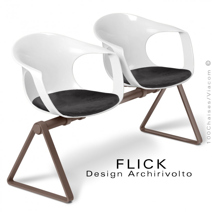 Banc design FLICK, ou assise sur poutre, piétement acier peint marron, assise coque plastique blanche avec coussin noir.