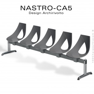 Banc design ou siège sur poutre NASTRO, piétement aluminium poli brillant, assise coque plastique couleur.