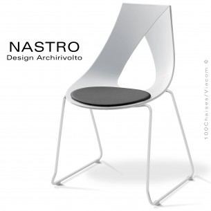 Chaise design NASTRO, piétement luge peint blanc, assise coque plastique blanche avec coussin d'assise cuir pour collectivités.