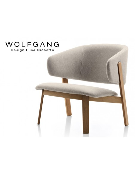 WOLFGANG lounge, fauteuil design bois, finition noix, assise capitonné crème.