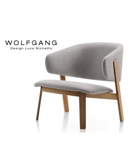 WOLFGANG lounge, fauteuil design bois, finition noix, assise capitonné gris clair.