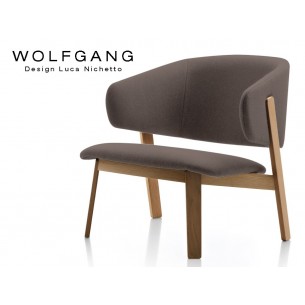 WOLFGANG lounge, fauteuil design bois, finition noix, assise capitonné marron.