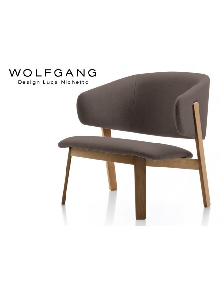 WOLFGANG lounge, fauteuil design bois, finition noix, assise capitonné marron.