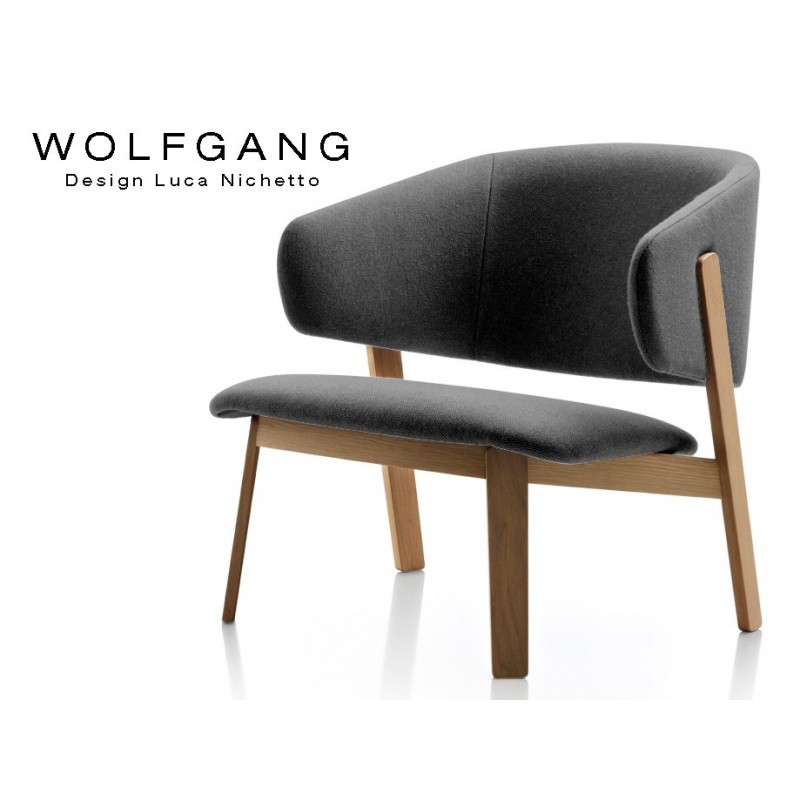 WOLFGANG lounge, fauteuil design bois, finition noix, assise capitonné noir.