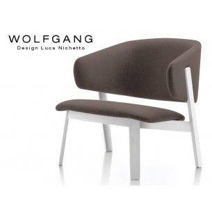 WOLFGANG lounge white, fauteuil design bois, assise capitonnée marron.
