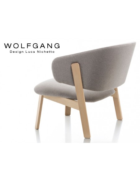 WOLFGANG lounge, fauteuil design bois, capitonné gris clair, finition chêne naturel.