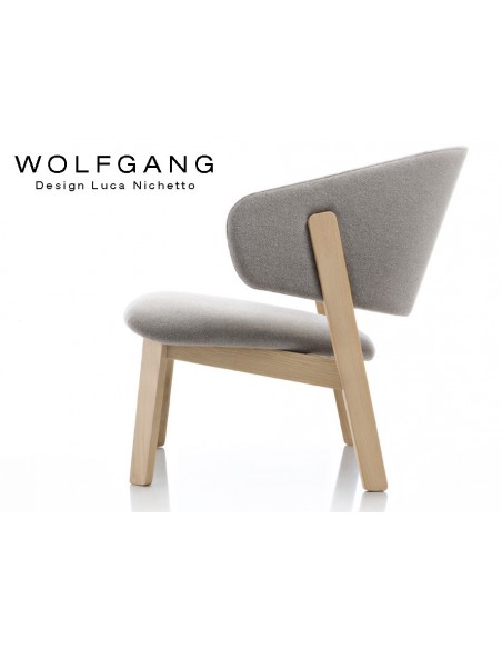 WOLFGANG lounge, fauteuil design bois, capitonné gris clair, finition chêne naturel.