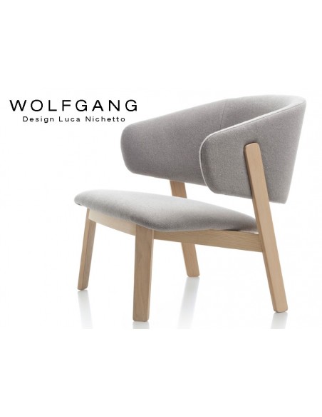 WOLFGANG lounge, fauteuil design bois, capitonné gris clair, finition chêne naturel.