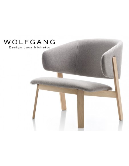 WOLFGANG lounge, fauteuil design bois, capitonné gris clair, finition chêne naturel.