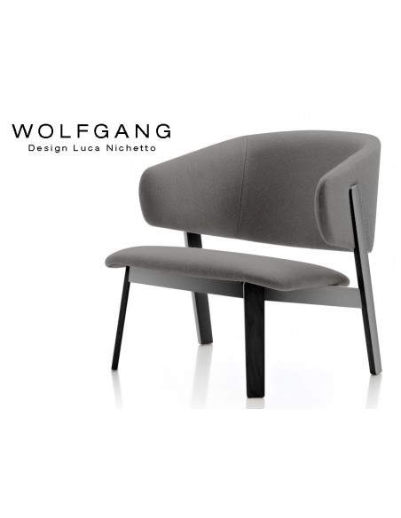 WOLFGANG lounge black, fauteuil design bois, assise capitonnée gris foncé.