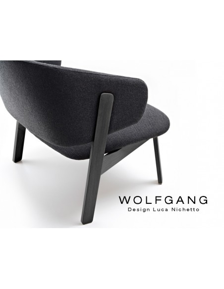 WOLFGANG lounge black, fauteuil design bois, assise capitonnée noir.