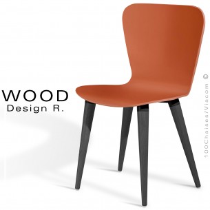Chaise design WOOD, piétement en bois de hêtre massif conique, assise multiplis de bois peint orange.