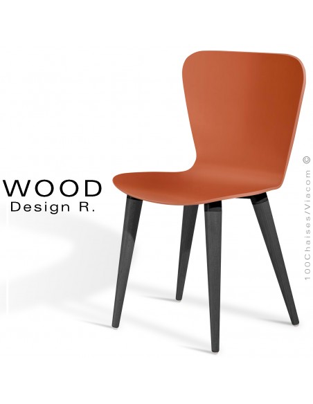 Chaise design WOOD, piétement en bois de hêtre massif conique, assise multiplis de bois peint orange.