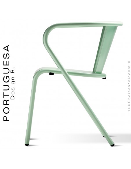 Fauteuil design PORTUGUESA, structure 4 pieds avec accoudoirs, assise et dossier en tôle d'acier plat, peint vert pistache.