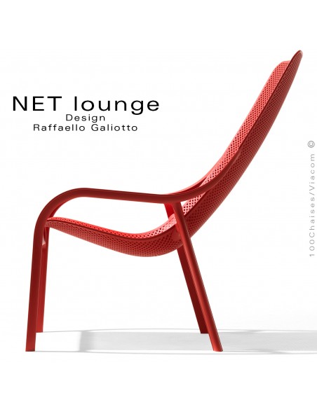 Fauteuil lounge NET, structure plastique, assise micro-perforé, couleur rouge corail, empilable.